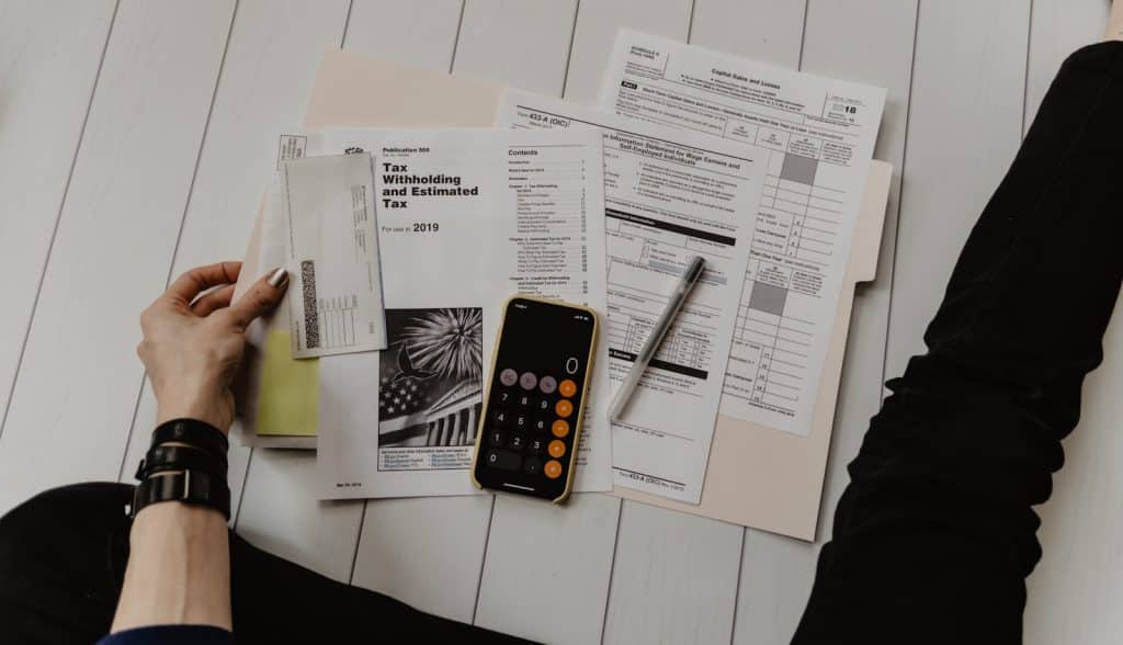 Calculator and invoices representing the French electronic invoicing mandate