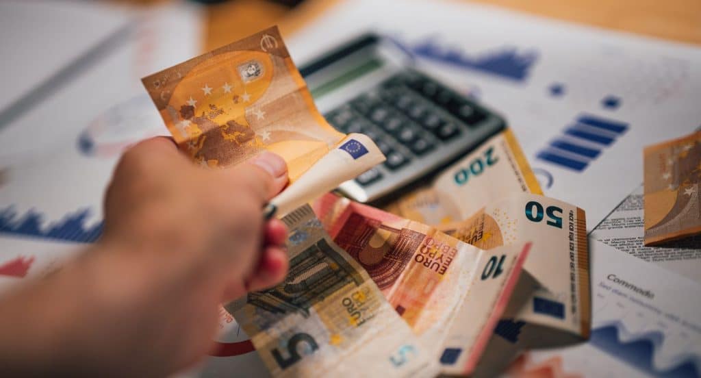 Billets en euros, calculatrice et états financiers — la TVA française dans NetSuite